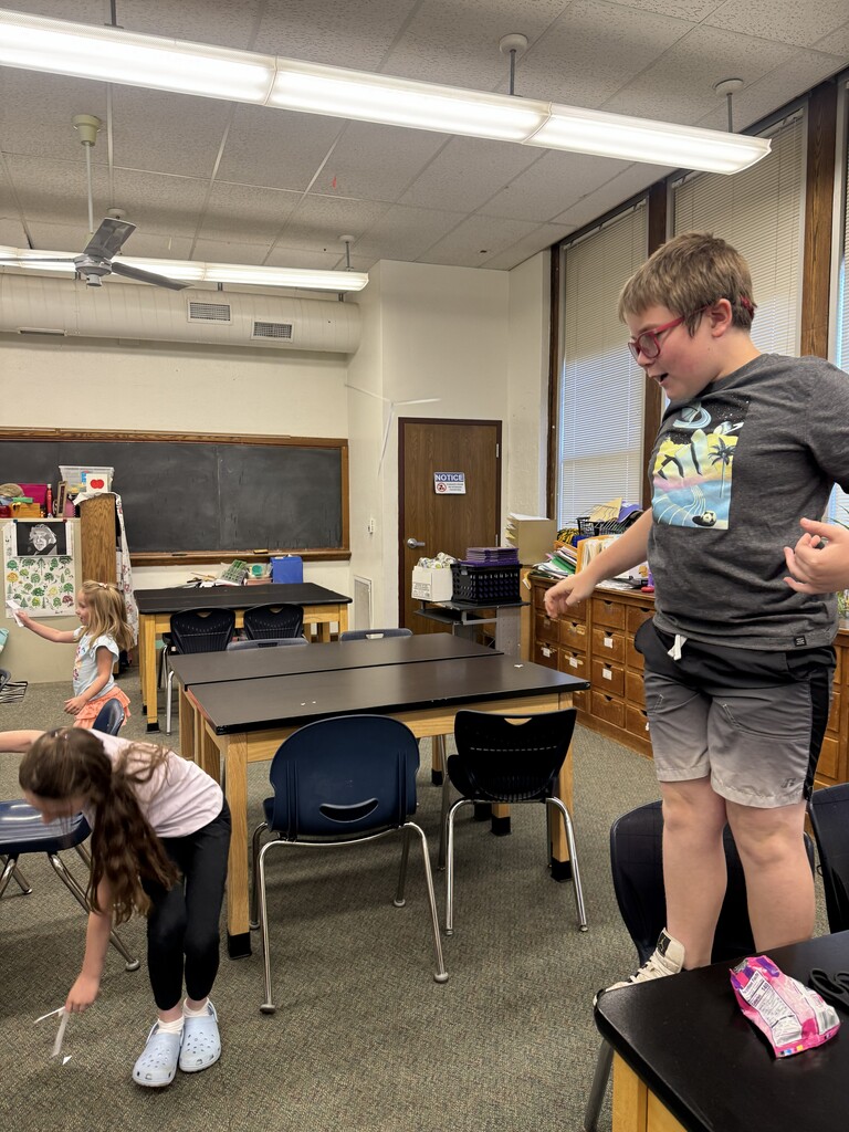 2 students doing an experiemnt