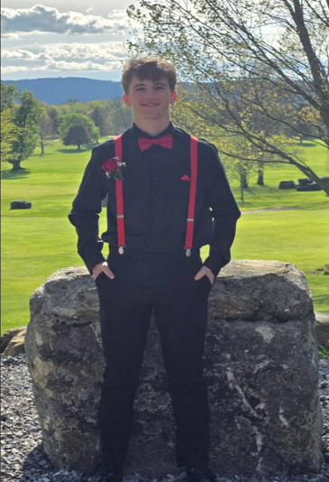 Josh Pikna standing in front of a rock at Cable Hollow Golf Course