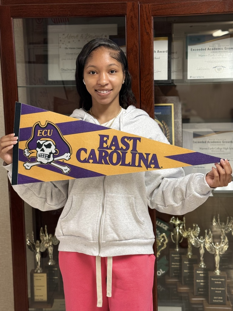 Jakyra holding ECU flag