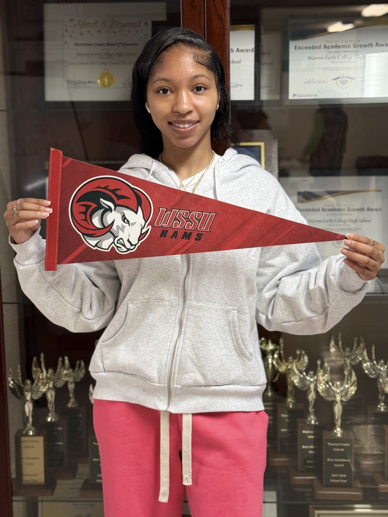 Jakyra holding WSSU flag