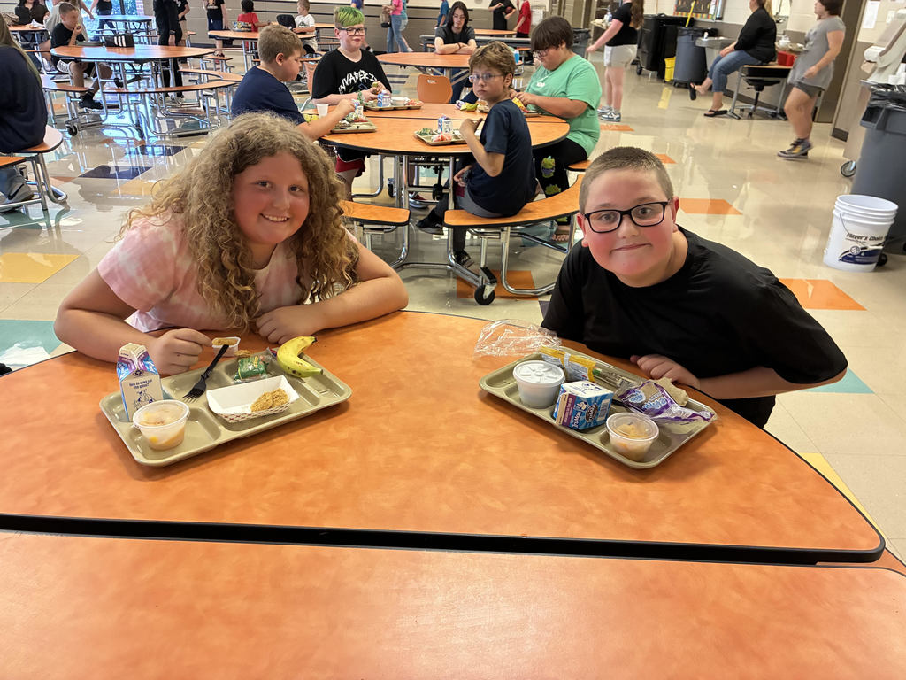 students eating lunch