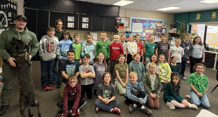Washburn third grade students with Deputy Feist and Narcotics Detective Carissa