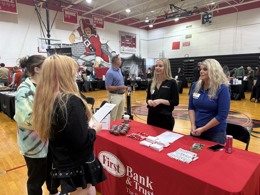 Two women talk to students about their banking career.