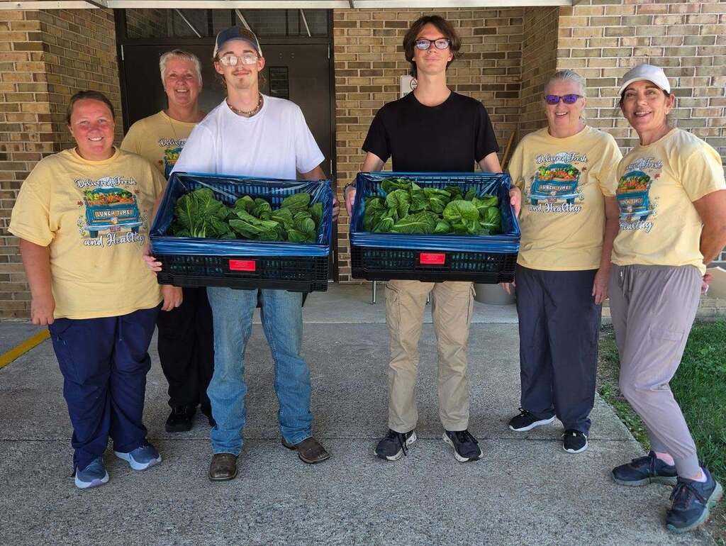 Holston FFA Students Deliver Lettuce to Rhea Valley Elementary School