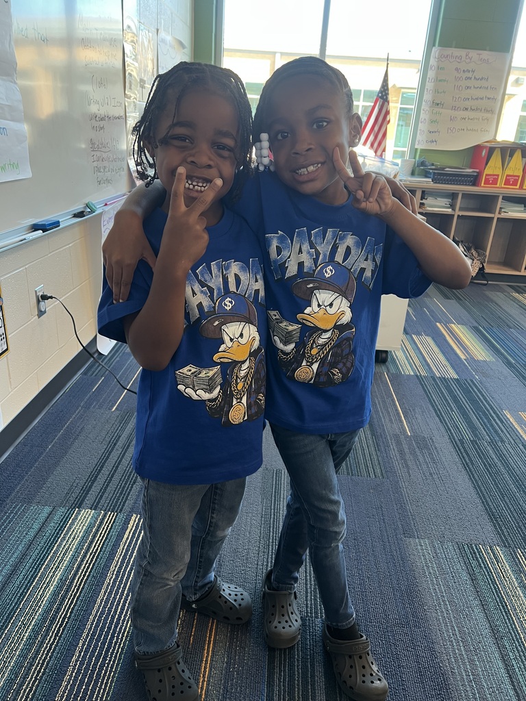 2 first graders twinning in the classroom.