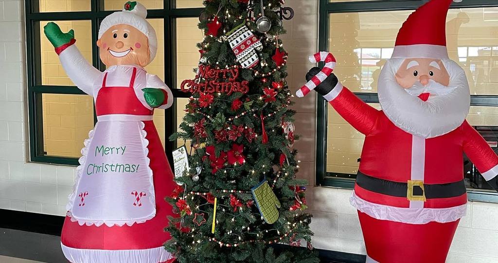 mr and mrs clause and christmas tree