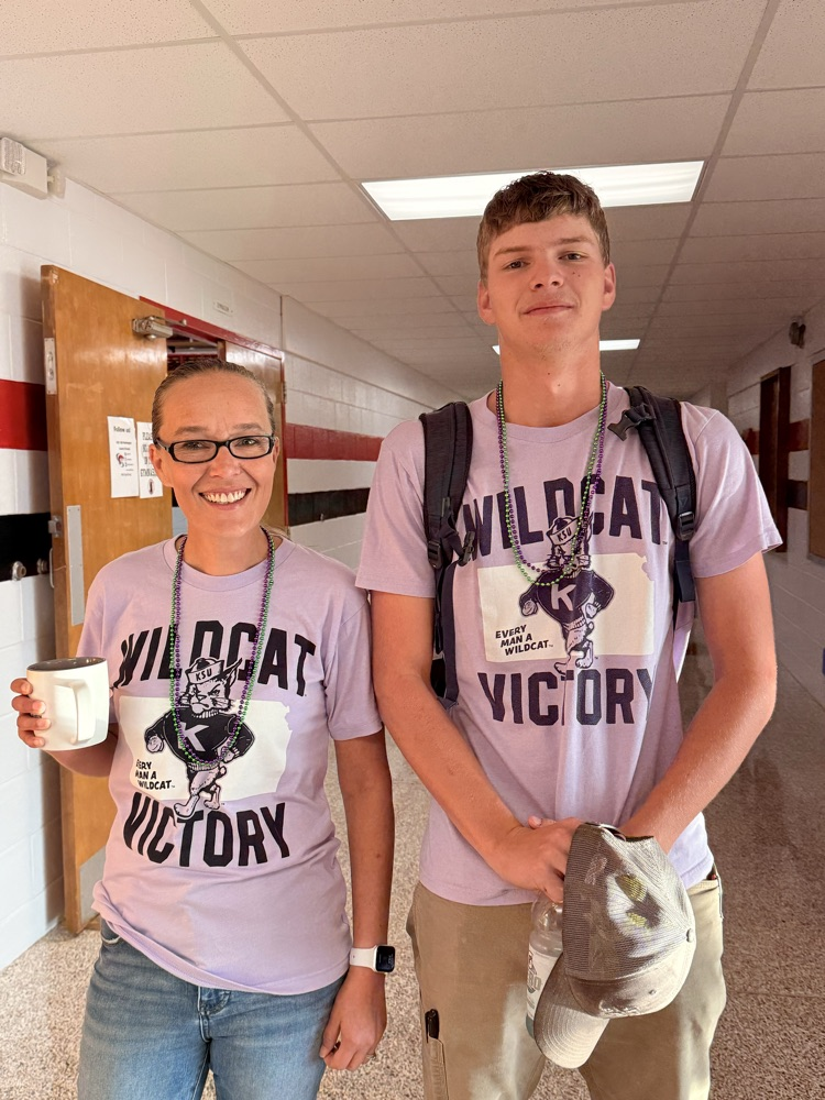Twinsies!! Ms. Holly & Gatlin lookin’ good! 