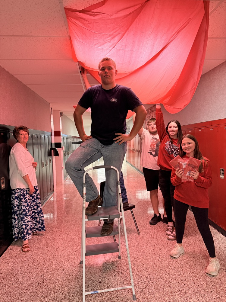 sophomores decorating