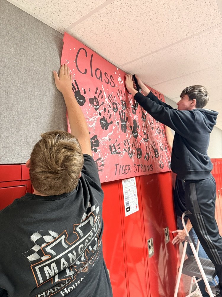 sophomores decorating