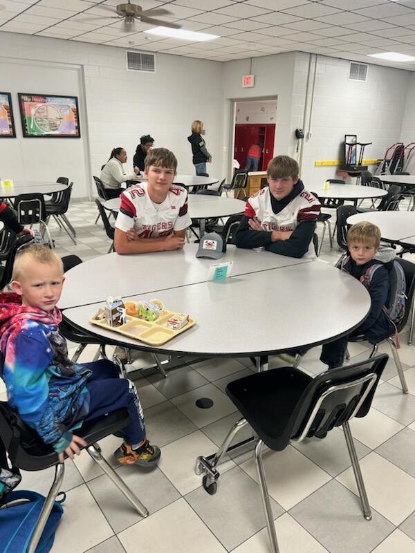 breakfast round table