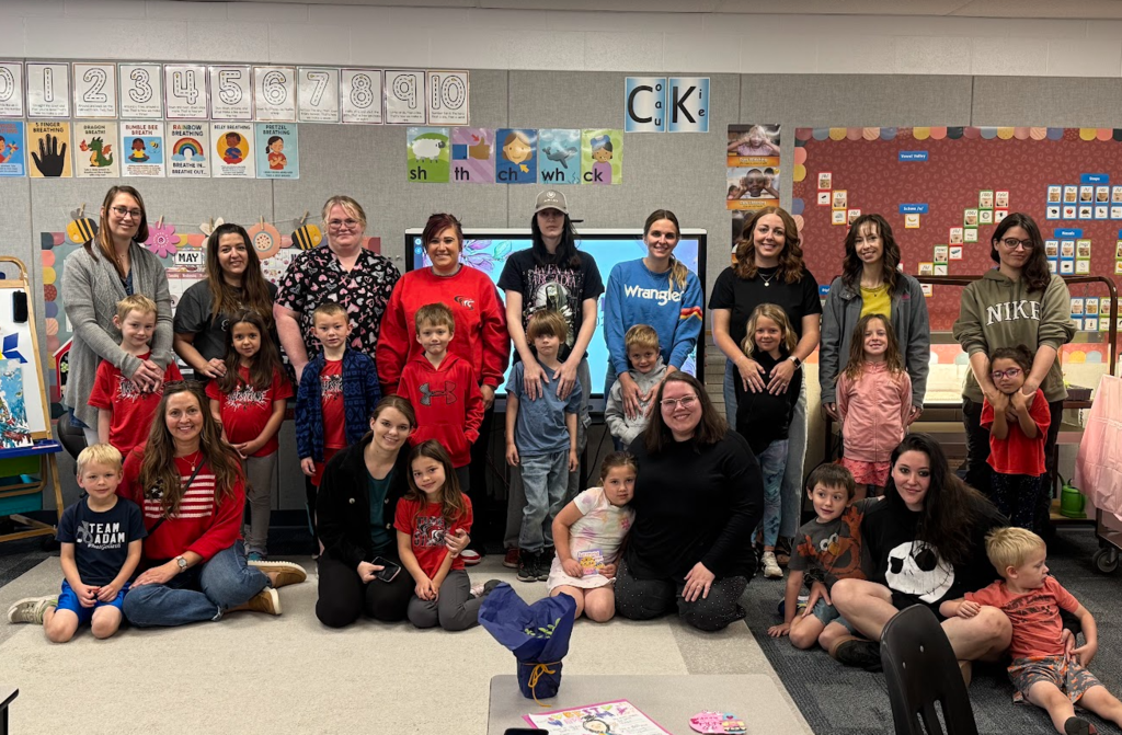 Mrs. Goeckel's Kindergarten students with moms posing for a picture.
