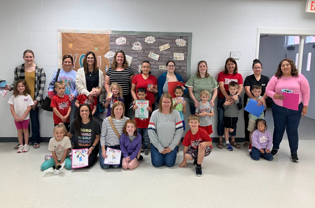 Mrs. Peters students and moms pose for a picture
