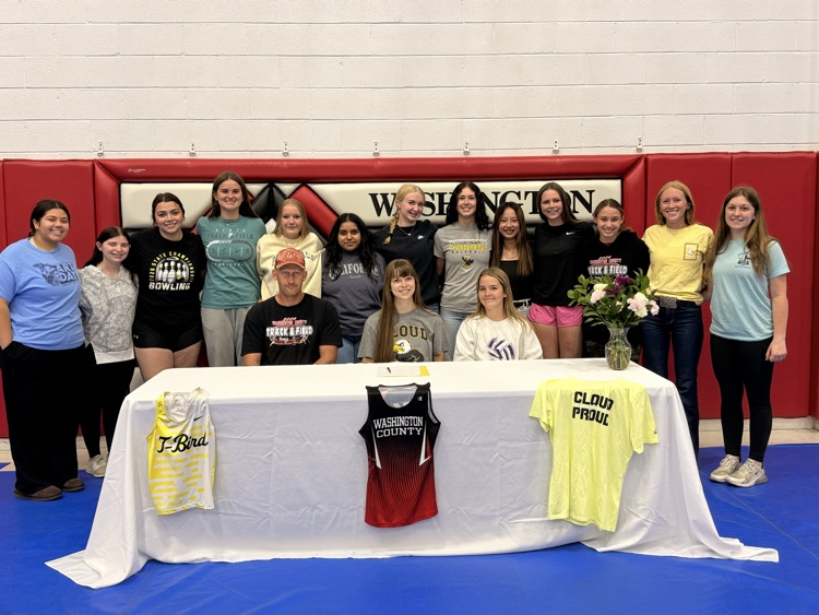 Alyssa Jueneman posing with Coach Jerry Baker and friends