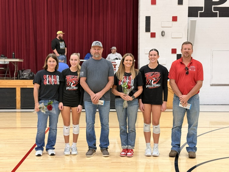 Seniors Macie Gepner and Anna Goeckel with their parents