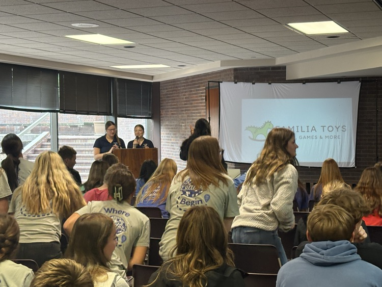 Kelly Annunziato and Scola Baxa giving instructions 