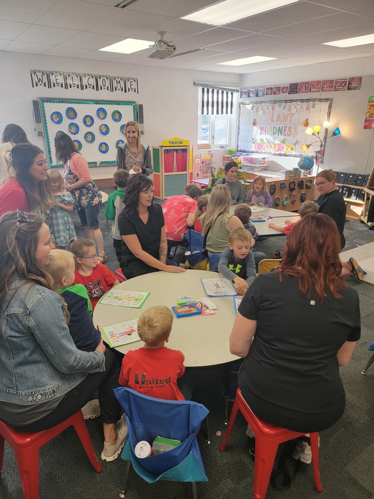 KIindergarten students and moms