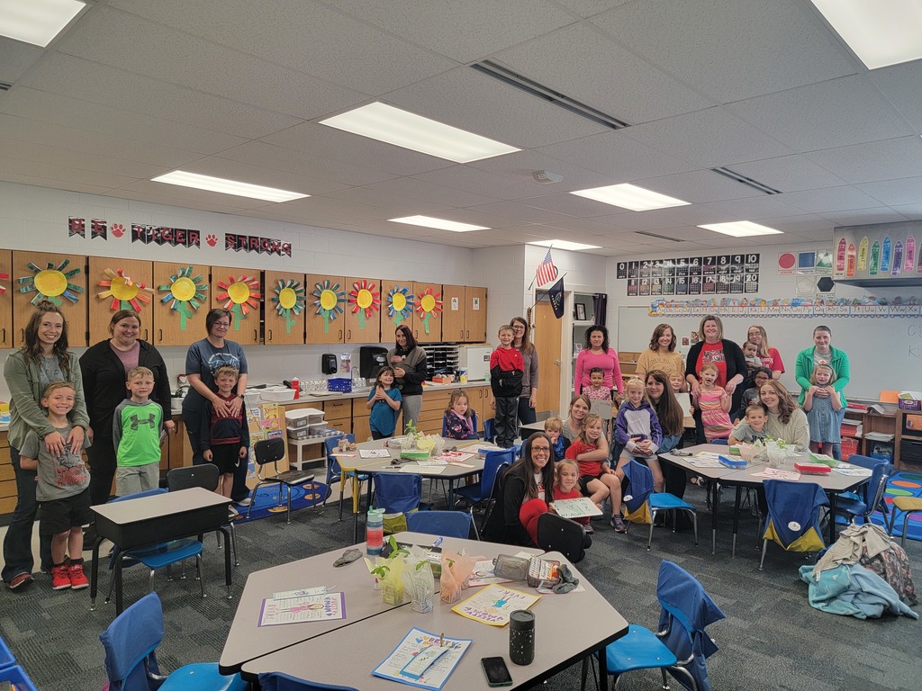 KIindergarten students and moms