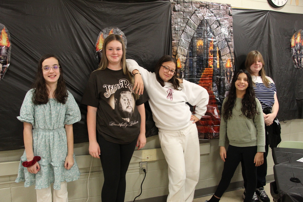 RMS students enjoy a medieval feast 