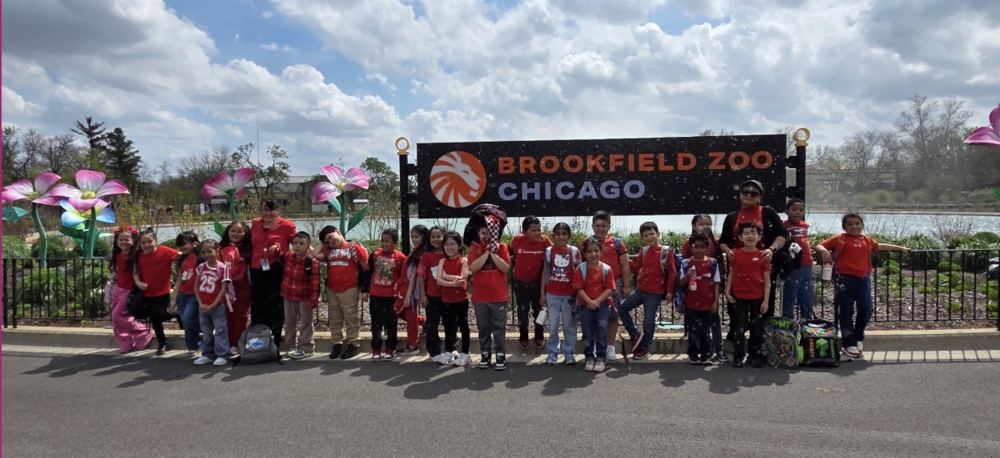 Students group picture during a fieldtrip to the Brookfield Zoo in Chicago