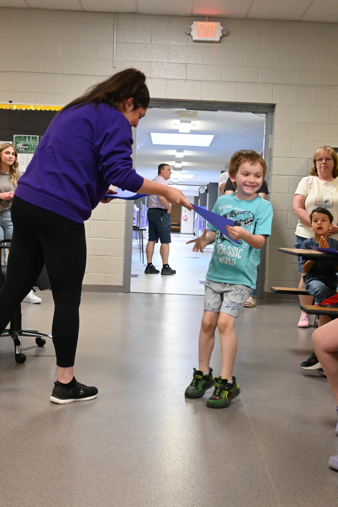 Wausa Student receiving reading award