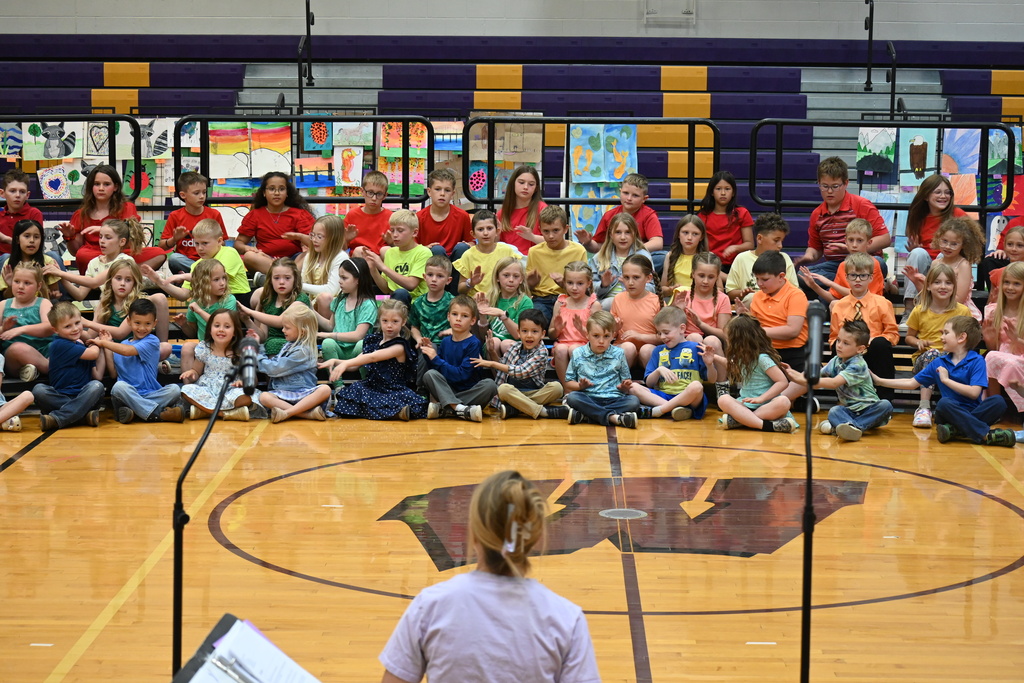 Wausa Elementary Students singing