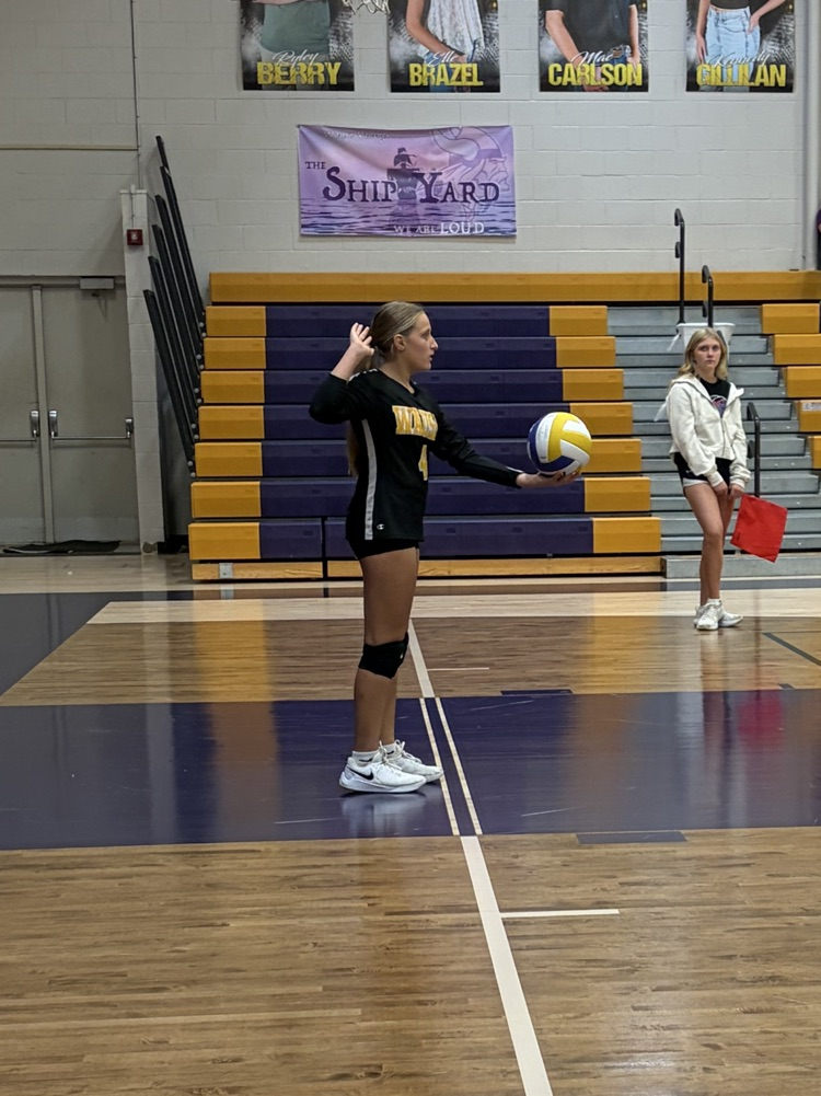 Lola C on the serve