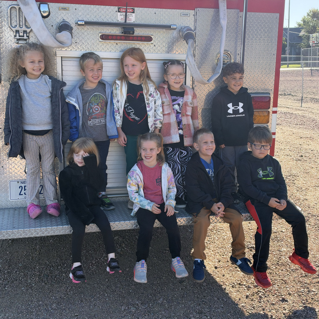 Kindergarten class poses after touring the firetruck.