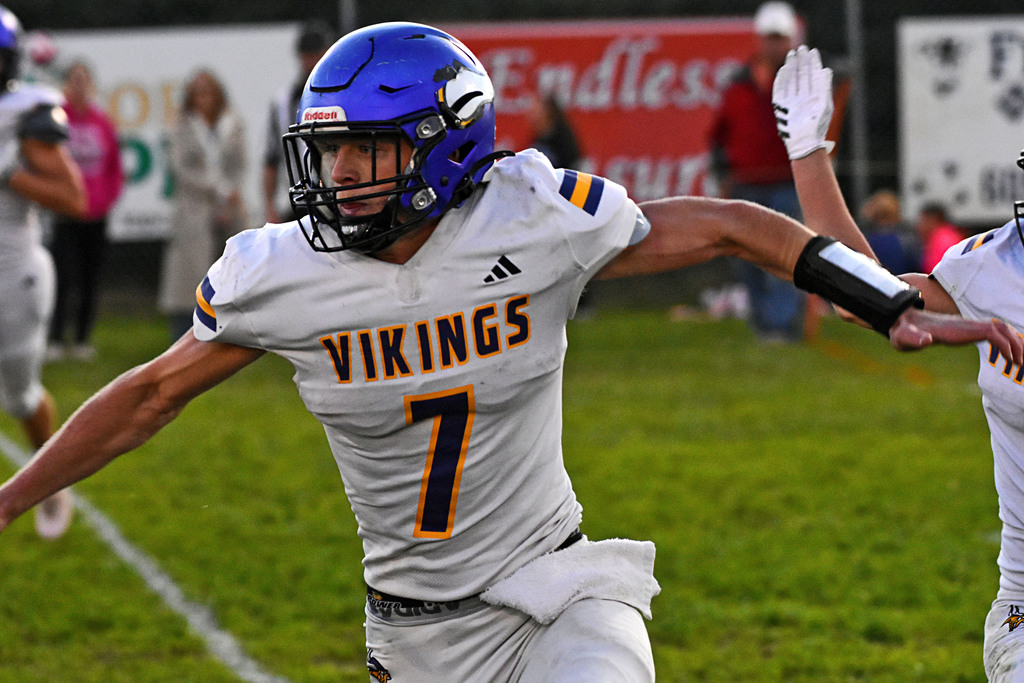 Mac C football game vs Wynot