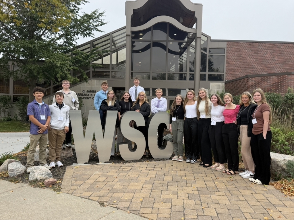 Wausa students lined up in front of the WSC sign at Wayne state college