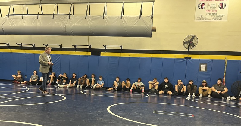 Mayor Dade Royer speaks to group of wrestlers