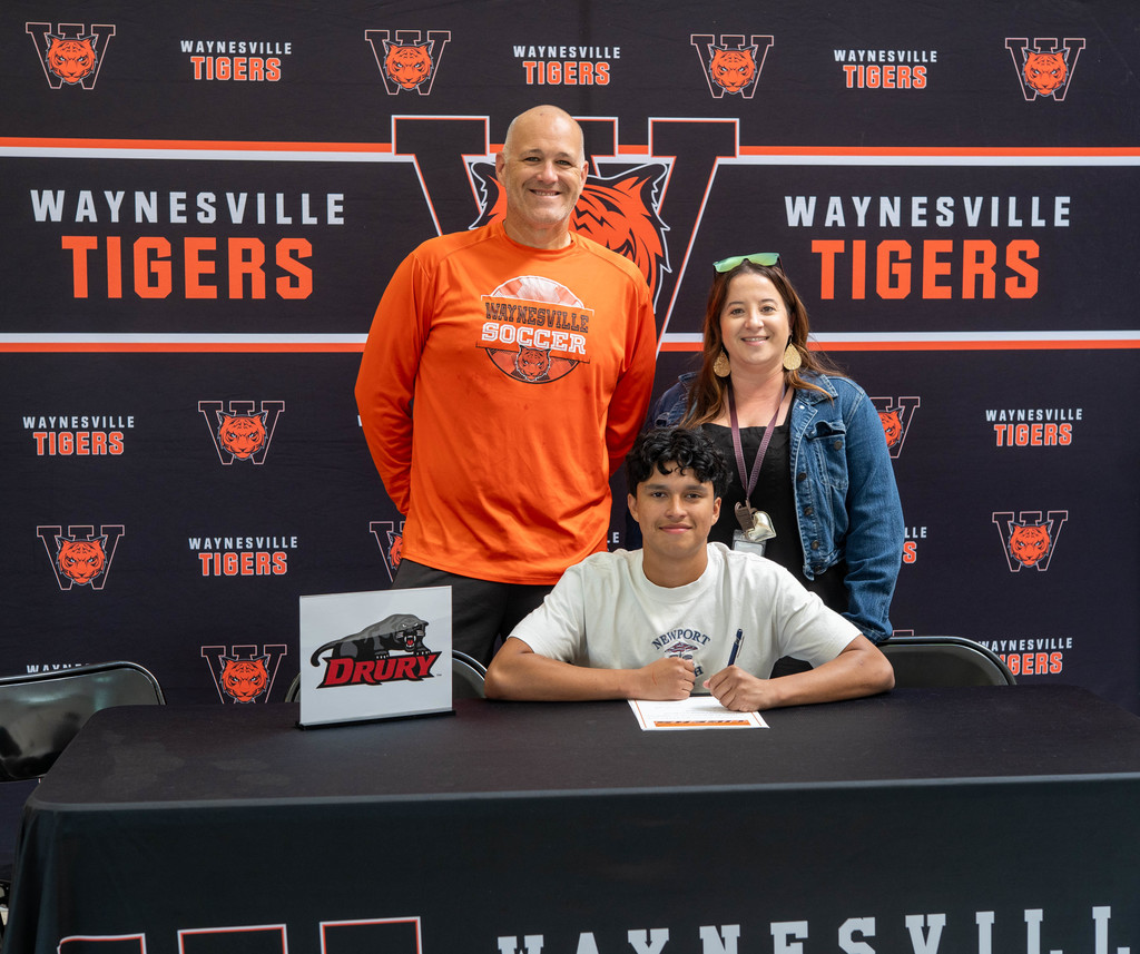 Valencia signs with Drury University