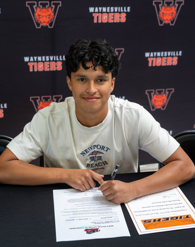 Valencia signs with Drury University