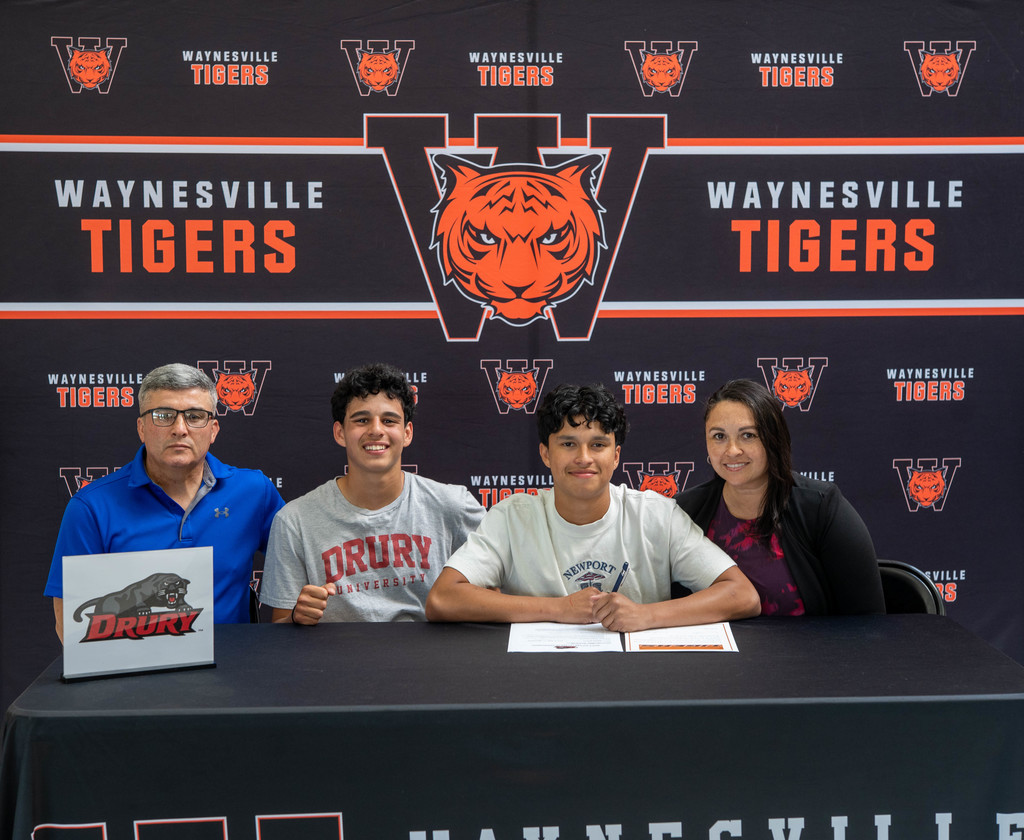 Valencia signs with Drury University