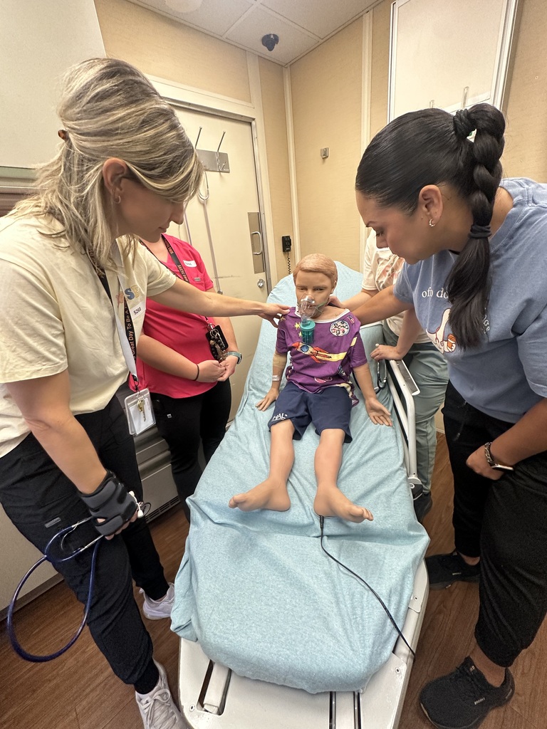 Nurses participate in University Simulation Lab