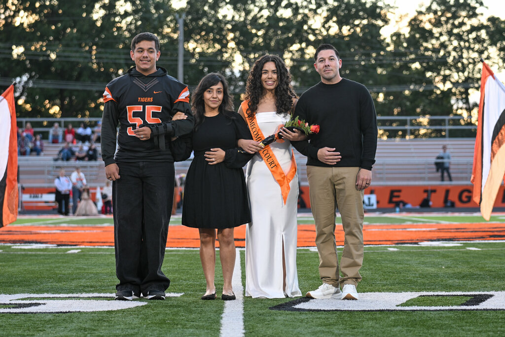 A female high school student with her mom, dad, and younger brother.