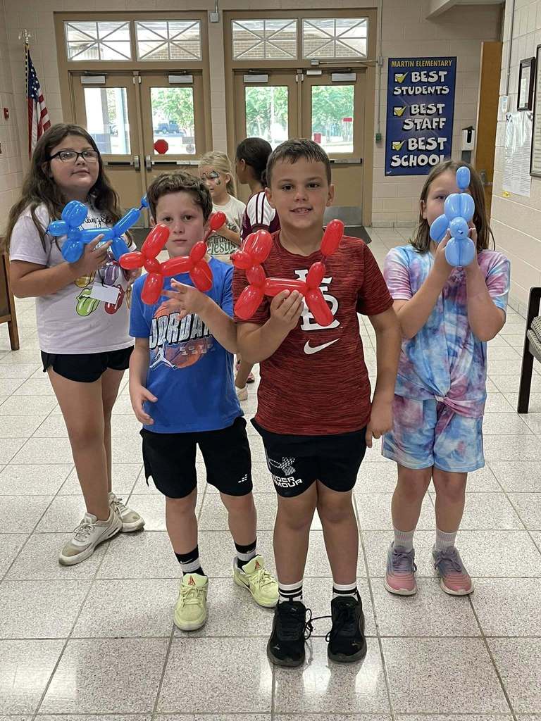 Kids with ballon animals
