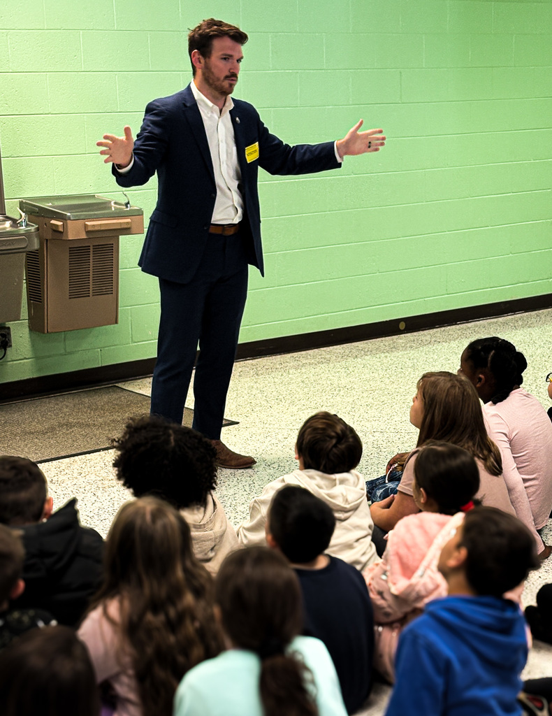weakley county mayor dale hutcherson speaking to group of students