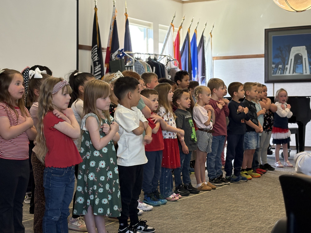 Kindergarteners sing for the Veterans