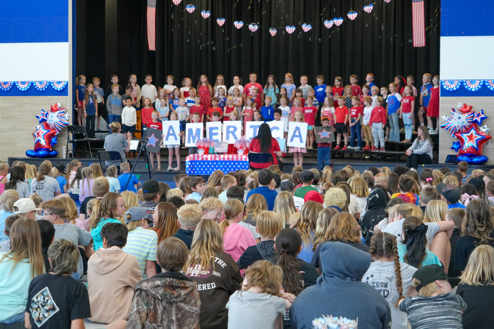 image showing students perform an informational program about the 250th anniversary of America