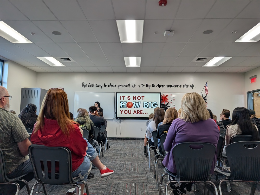 Photo of author Emily Huey presenting to Roy Jr High students about her books and encouraging students to be couragouse and to stick with it.