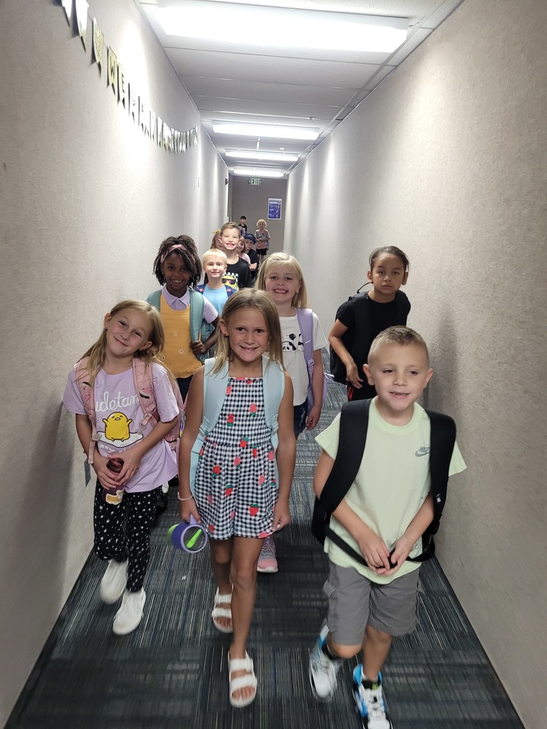 2nd graders in the hallway