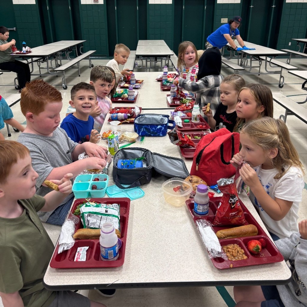 students eating lunch
