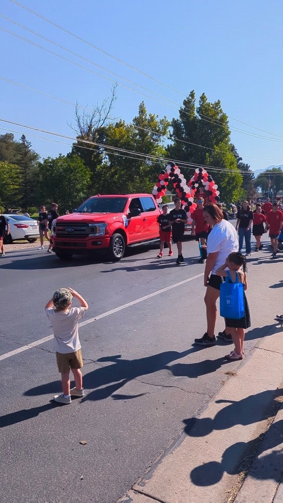 Pictures of Roy Jr, Cheerleaders, SBO's, and Hope squad in the Hooper Tomoto Day's Parade