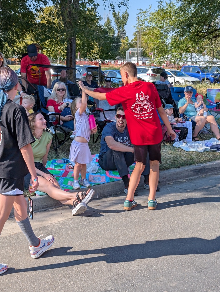 Pictures of Roy Jr, Cheerleaders, SBO's, and Hope squad in the Hooper Tomoto Day's Parade