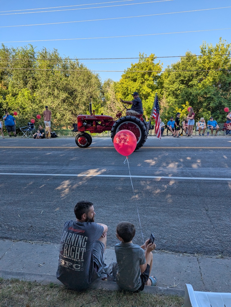 Picture of people watching the Hooper Day's Parade