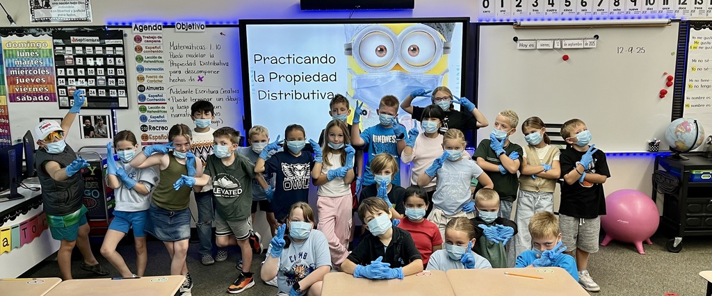Kids in Sr. Torres' class wearing medical masks and gloves.