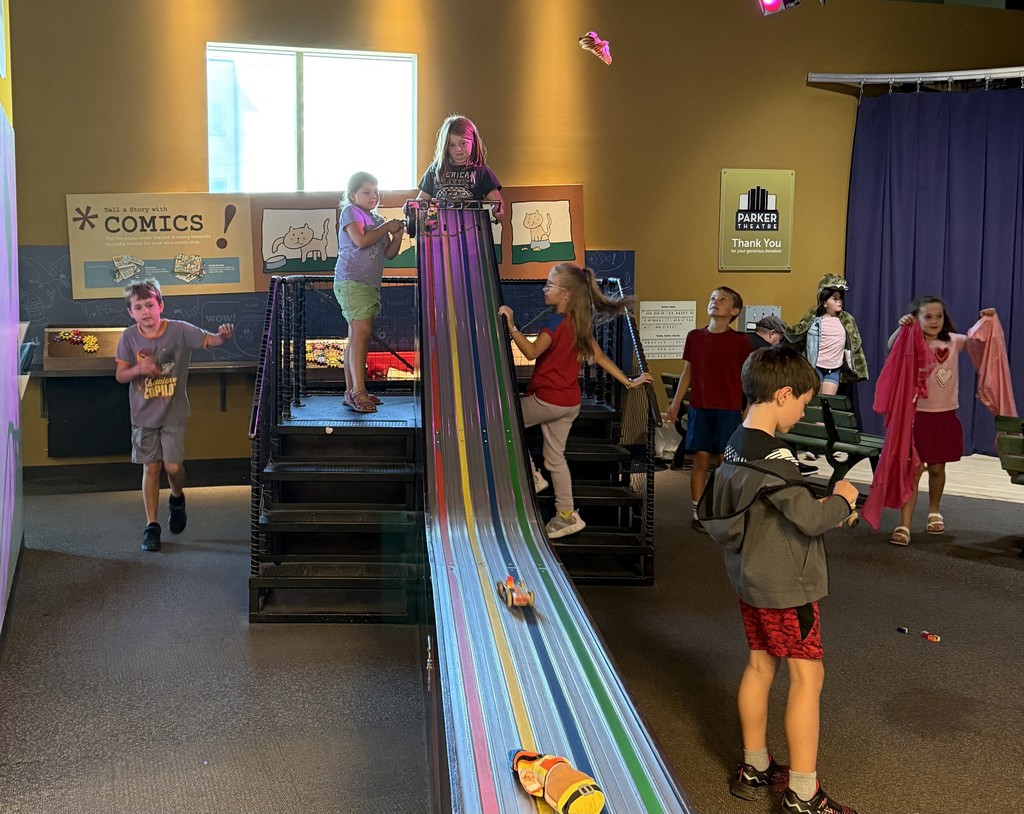 Students play at children's museum. 