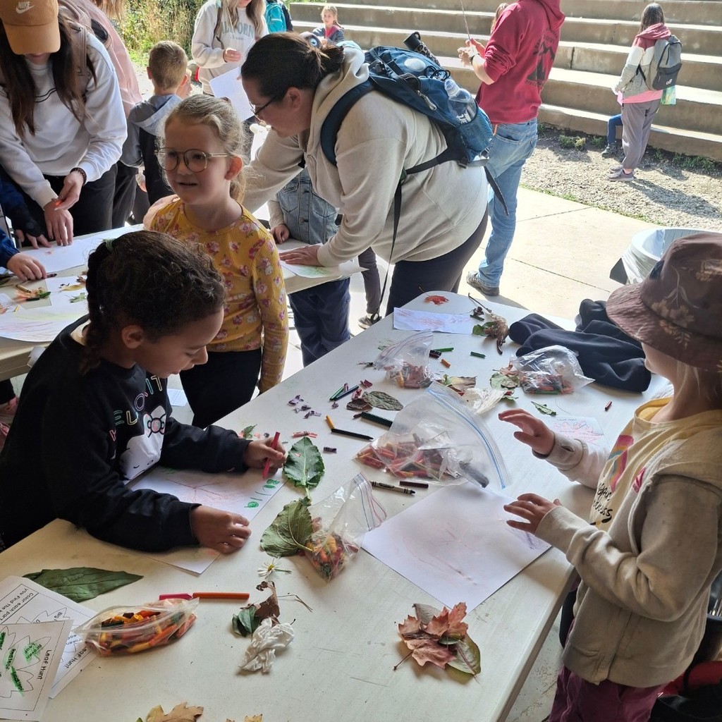 Kids making leaf rubs