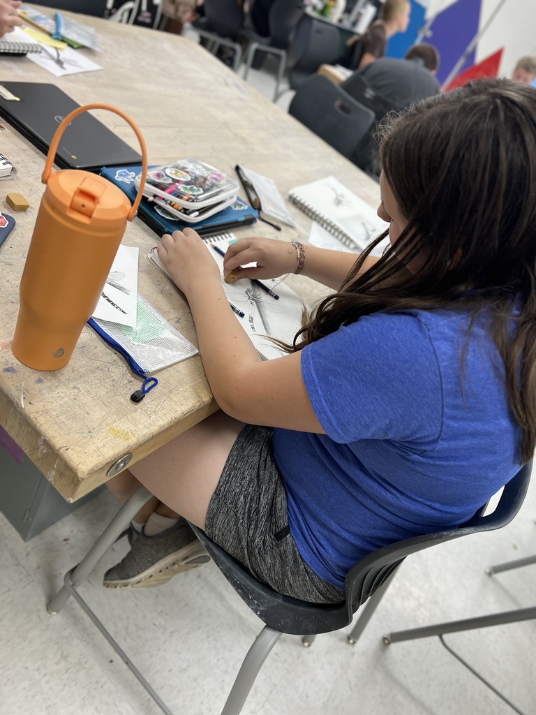 Student doing art in Art 1.