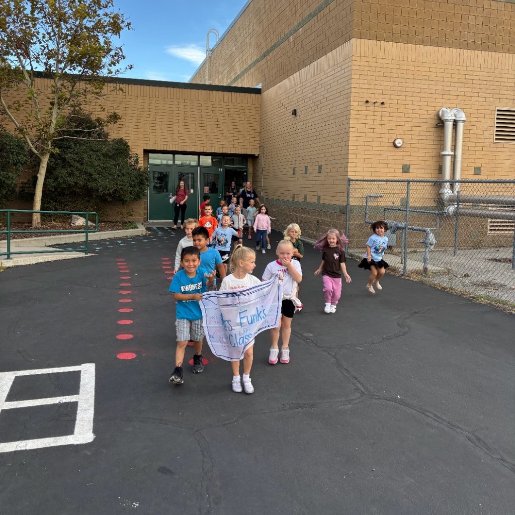 Mrs. Funk's class walking to the Fun Run